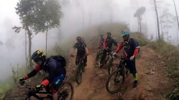 Bersepeda menaklukkan trek menantang Gunung Bromo