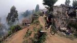 Foto: Bersepeda Menaklukkan Trek Menantang Gunung Bromo