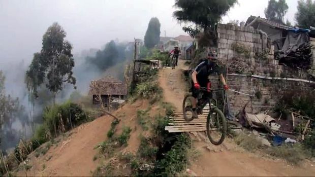 Bersepeda menaklukkan trek menantang Gunung Bromo