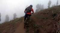 Sebelum mulai perjalanan, traveler wajib melakukan gerakan pemanasan dan koordinasi kecil. Setelah itu selesai, satu persatu pegowes mengayuh sepedanya dengan konsentrasi tingkat tinggi harus dilakukan, jika tidak terpeleset sedikit akan jatuh ke jurang. (M Rofiq/detikcom)