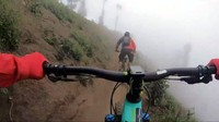Selain karena jalannya hanya memiliki lebar tidak sampai 1 meter, kondisi medan berdebu juga membuat pesepeda harus waspada dan ekstra hati-hati. Tercatat rute yang harus dilalui sejauh 18 kilometer. (M Rofiq/detikcom)