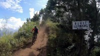 Traveler akan melewati beberapa bukit yang sangat menantang. Beberapa di antaranya yaitu Bukit Cokroniti, Bukit Kembang, Bukit Cemoro Telu dan Bukit Bromo Klasik. Ada tanjakan dan turunan sangat curam yang harus dilewati. (M Rofiq/detikcom)