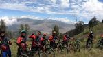 Foto: Bersepeda Menaklukkan Trek Menantang Gunung Bromo
