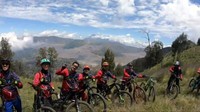 Penasaran ingin mencoba trek Gunung Bromo yang menantang? Traveler datang saja ke Dusun Cemoro Lawang, Desa Ngadisari, Kecamatan Sukapura, Kabupaten Probolinggo. Nikmatilah sensasi gowes di ketinggian 2.100 Meter di atas Permukaan Laut (MDPL). (M Rofiq/detikcom)