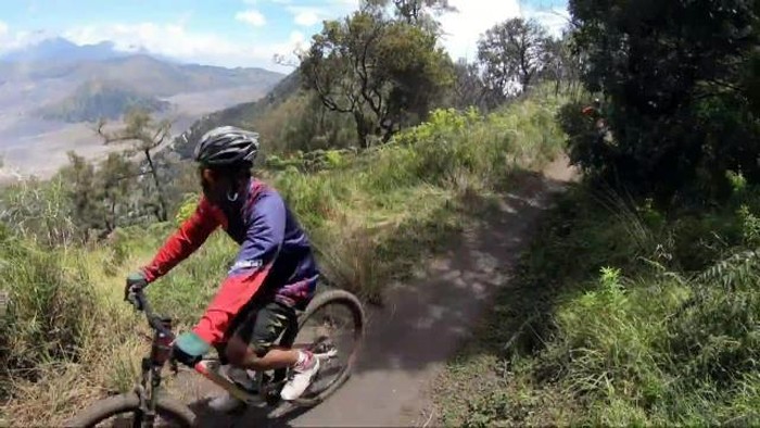 Bersepeda menaklukkan trek menantang Gunung Bromo