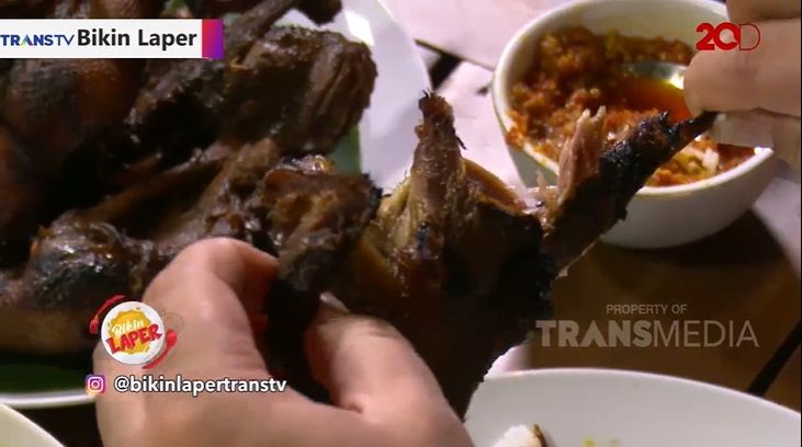 Bikin Laper: Nikmatnya Bebek Bakar Daun Pisang dan Tengkleng Kambing