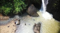 Seperti ini pemandangan dari atas Curug Indra. Tingginya tebing curug kerap dijadikan uji adrenalin bagi traveler dengan melompat ke arah kolam curug. (Syahdan Alamsyah/detikcom)