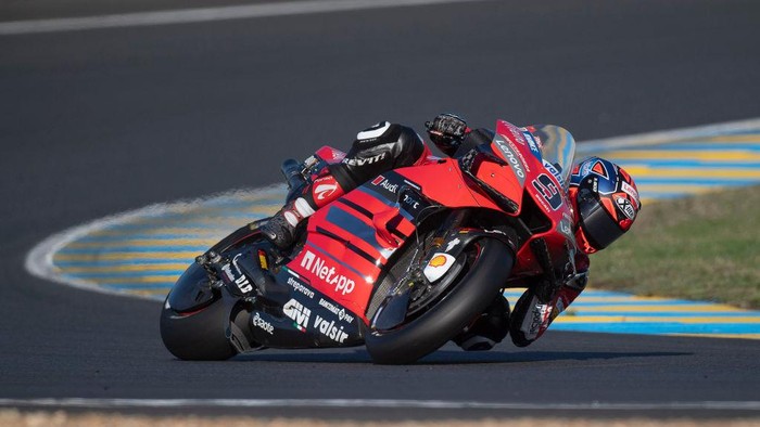 LE MANS, FRANCE - OCTOBER 10: Danilo Petrucci of Italy and Ducati Team rounds the bend during the MotoGP of France: Qualifying at Bugatti Circuit on October 10, 2020 in Le Mans, France. (Photo by Mirco Lazzari gp/Getty Images)