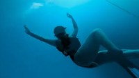 Dinda Kirana memperlihatkan dirinya belajar free diving. Foto: Dok. Instagram