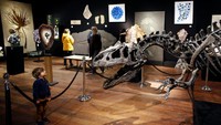 Dilansir dari AP, kerangka dinosaurus Allosaurus itu akan dilelang pada bulan Oktober 2020 mendatang.
