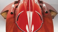Secara historis, pabrikan mobil tidak hanya memproduksi kendaraan roda empat saja. Sebelum dikenal sebagai pembuat supercar misalnya, Lamborghini adalah produsen traktor untuk pertanian, pabrikan lain seperti Rolls-Royce turut menyediakan mesin pesawat, sementara Ferrari mengembangkan alat transportasi di atas air, salah satu produknya adalah kapal berkecepatan tinggi, Ferrari Arno XI 1952. Foto: Istimewa