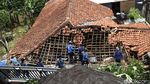 Foto Petugas Bahu Membahu Bersihkan Longsor di Ciganjur