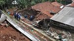 Foto Petugas Bahu Membahu Bersihkan Longsor di Ciganjur