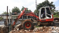 Proses pembersihan pun mulai dilakukan. Alat berat dikerahkan untuk membantu pembersihan material longsor tersebut.