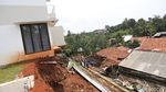 Foto Petugas Bahu Membahu Bersihkan Longsor di Ciganjur