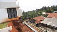 Kepala Satuan Pelaksana (Kasatpel) Sudin SDA Kecamatan Jagakarsa Erna Yuni Nurani mengatakan pembersihan material longsor memakan waktu lebih dari seminggu.