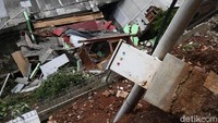 Erna menambahkan pembersihan puing-puing longsor bisa memakan waktu lebih dari seminggu karena akses ke titik longsor di RT 4 RW 2 Ciganjur sempit. 