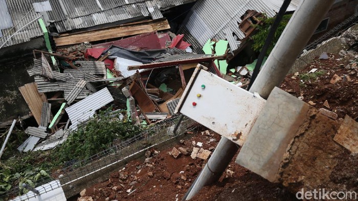 Sisa longsor di kawasan Ciganjur, Jakarta Selatan, mulai dibersihkan petugas. Pembersihan material longsor itu diperkirakan memakan waktu lebih dari seminggu.