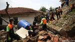 Foto Petugas Bahu Membahu Bersihkan Longsor di Ciganjur