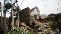 Saat ini, mereka sedang membersihkan rumah yang terdampak longsor. 