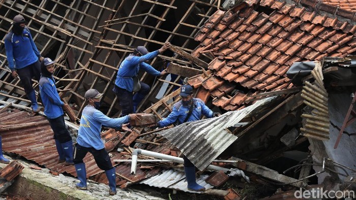 Foto Petugas Bahu Membahu Bersihkan Longsor di Ciganjur Sisa longsor di kawasan Ciganjur, Jakarta Selatan, mulai dibersihkan petugas. Pembersihan material longsor itu diperkirakan memakan waktu lebih dari seminggu.