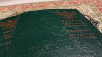 Berbagai dokumen identitas diri: Terkadang orang sangat bangga dengan pencapaian terbaru mereka sehingga ingin membaginya ke medsos. Misalnya, ketika mereka mendapatkan SIM mobil pertama kali, atau ketika bisa lolos visa ke suatu negara. Ingat, semakin personal informasi yang Anda ungkap, semakin besar risiko bahaya yang Anda hadapi. Foto: Australia Plus ABC