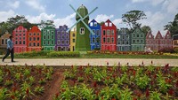 Warga menikmati wahana wisata baru di Kampung Cideheng, Kemanisan, Curug, Serang, Banten, Minggu (11/10/2020).