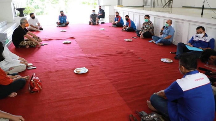 Ganjar bertemu perwakilan buruh di Semarang, 11/10/2020