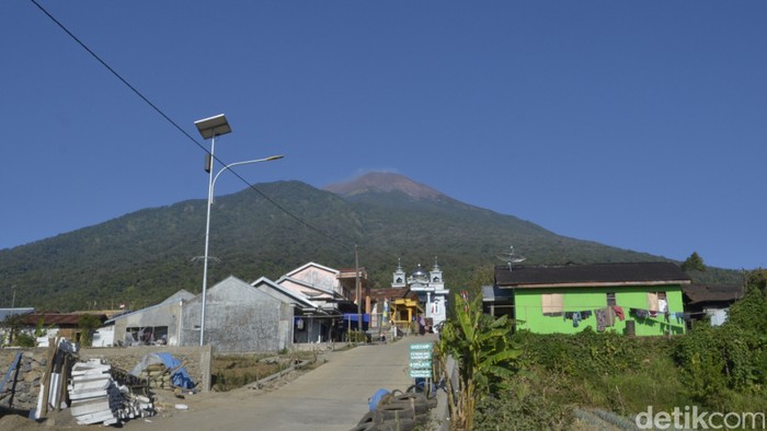 Setelah setahun lebih Gunung Slamet berstatus Waspada Level II, kini kembali normal Level I. Namun kendati sudah normal, sejumlah pintu pendakian belum dibuka.