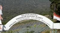 Gerbang pendakian Gunung Slamet di basecamp Dipajaya. Surat resmi PVMBG menjadi dasar Perum Perhutani menerbitkan surat pembukaan kembali Pendakian Gunung Slamet.