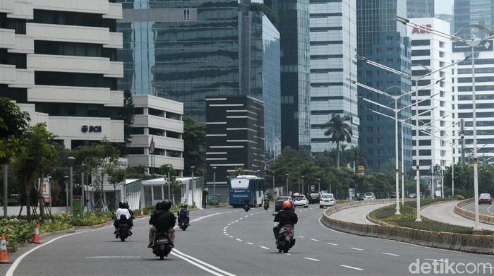 Pemprov DKI Jakarta kembali memberlakukan kebijakan PSBB Transisi. Meski begitu, kebijakan ganjil genap diketahui belum akan diterapkan di jalanan Ibu Kota.