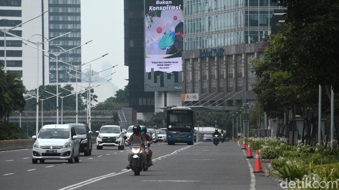 Jakarta Kembali PSBB Transisi, Ganjil Genap Belum Mulai Lagi Pemprov DKI Jakarta kembali memberlakukan kebijakan PSBB Transisi. Meski begitu, kebijakan ganjil genap diketahui belum akan diterapkan di jalanan Ibu Kota.