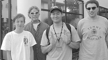 Koum lahir di sebuah desa di Ukraina. Tahun 1990, ia dan ibu pindah ke Amerika Serikat. Ayahnya berencana segera menyusul namun tak kesampaian karena meninggal. Di AS, mereka masih hidup kekurangan. Ibunya bekerja sebagai pengasuh bayi dan Koum kadang menyapu toko. Mereka hidup dengan makanan subsidi pemerintah dan tinggal di apartemen yang juga dibiayai pemerintah. Cobaan kembali datang setelah ibu Koum kena kanker dan meninggal tahun 2000. Foto: istimewa