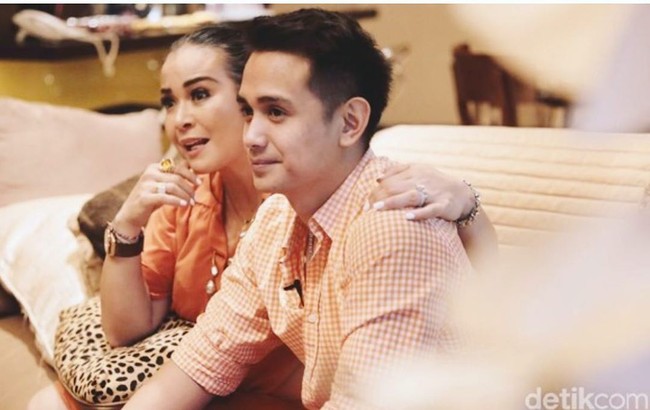 Terakhir ada Ajun Perwira yang menikah dengan Jennifer Jill pada 22 April 2019. Walaupun memiliki perbedaan usia yang cukup jauh, yaitu 17 tahun, namun hal itu tak menghalangi keduanya untuk tetap melangsungkan pernikahan. Foto: Instagram @ajunperwira