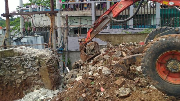 Kasatpel Sudin SDA Kecamatan Jagakarsa Erna Yuni Nurani di lokasi longsor di Ciganjur Jaksel (Foto: Sachril/detikcom)