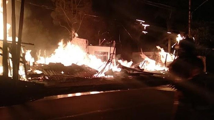 Kebakaran Pabrik Kayu di Tole Iskandar Depok