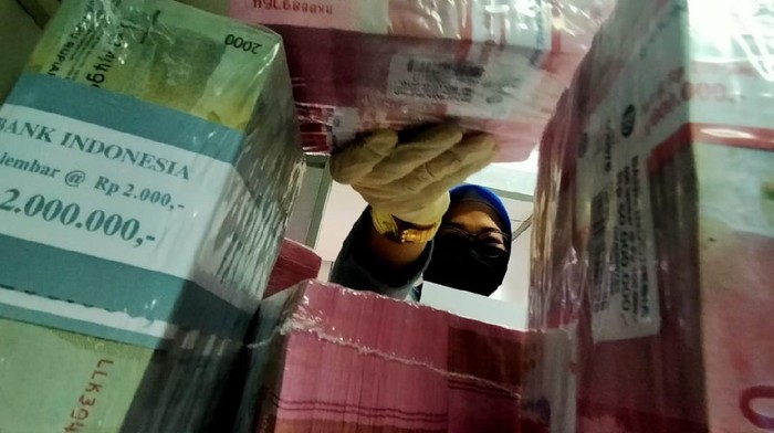 Kuartal III, Likuiditas BTN Sangat Kuat Pegawai PT Bank Tabungan Negara (Persero) Tbk. sedang menghitung uang kertas di Menara BTN, pada pekan lalu di Jakarta. Bank BTN terus menggelar berbagai inovasi untuk meningkatkan Dana Pihak Ketiga (DPK) sesuai hakikat sebagai bank tabungan. Hingga September 2020, diperkirakan DPK Bank BTN bakal tumbuh di level sekitar 18,17% secara tahunan (year-on-year/yoy). Dengan kenaikan tersebut, Loan to Deposit Ratio perseroan menguat ke posisi sekitar 93% pada kuartal III/2020.