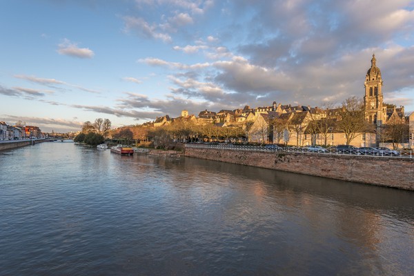 Le Mans sendiri merupakan sebuah kota di barat daya Paris dengan jumlah penduduk 150.000 orang. Ada sungai Sarthe River membelah kota yang sering jadi memanjakan mata traveler di sana. Kota yang elegan dengan pantai yang cantik yang bisa dijangkau dengan 2 jam berkendara dari pusat kota.Foto: Getty Images/iStockphoto/Sasha64f Le Mans sendiri merupakan sebuah kota di barat daya Paris dengan jumlah penduduk 150.000 orang. Ada sungai Sarthe River membelah kota yang sering jadi memanjakan mata traveler di sana. Kota yang elegan dengan pantai yang cantik yang bisa dijangkau dengan 2 jam berkendara dari pusat kota.Foto: Getty Images/iStockphoto/Sasha64f