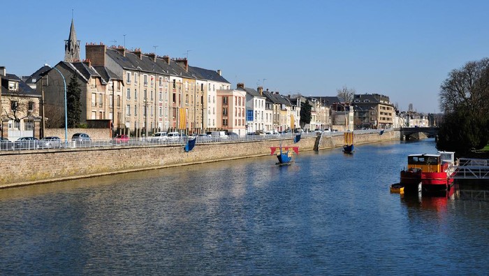 Sungai Sarthe di Kota Le Mans
