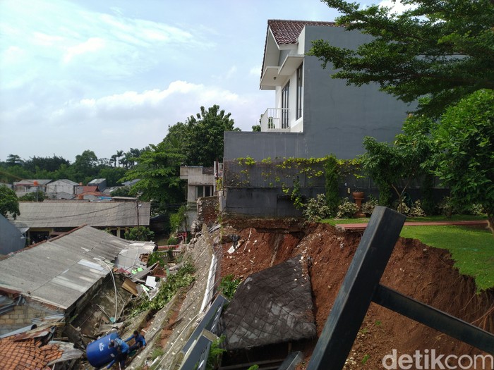 Hujan deras mengakibatkan longsor di wilayah Ciganjur, Jagakarsa, Jakarta Selatan (Jaksel). Longsoran itu lantas menimbun aliran sungai sehingga menyebabkan air membeludak di permukiman warga.