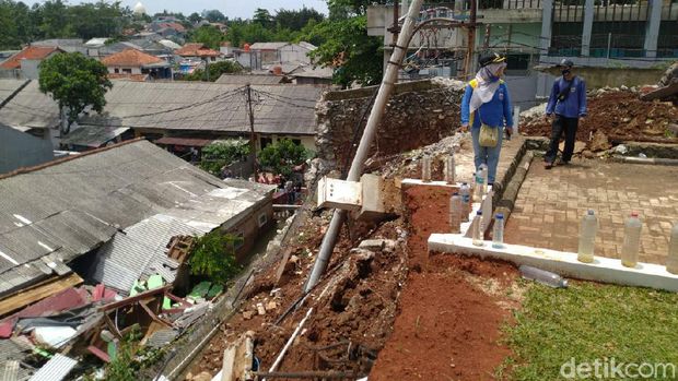 Hujan deras mengakibatkan longsor di wilayah Ciganjur, Jagakarsa, Jakarta Selatan (Jaksel). Longsoran itu lantas menimbun aliran sungai sehingga menyebabkan air membeludak di permukiman warga.
