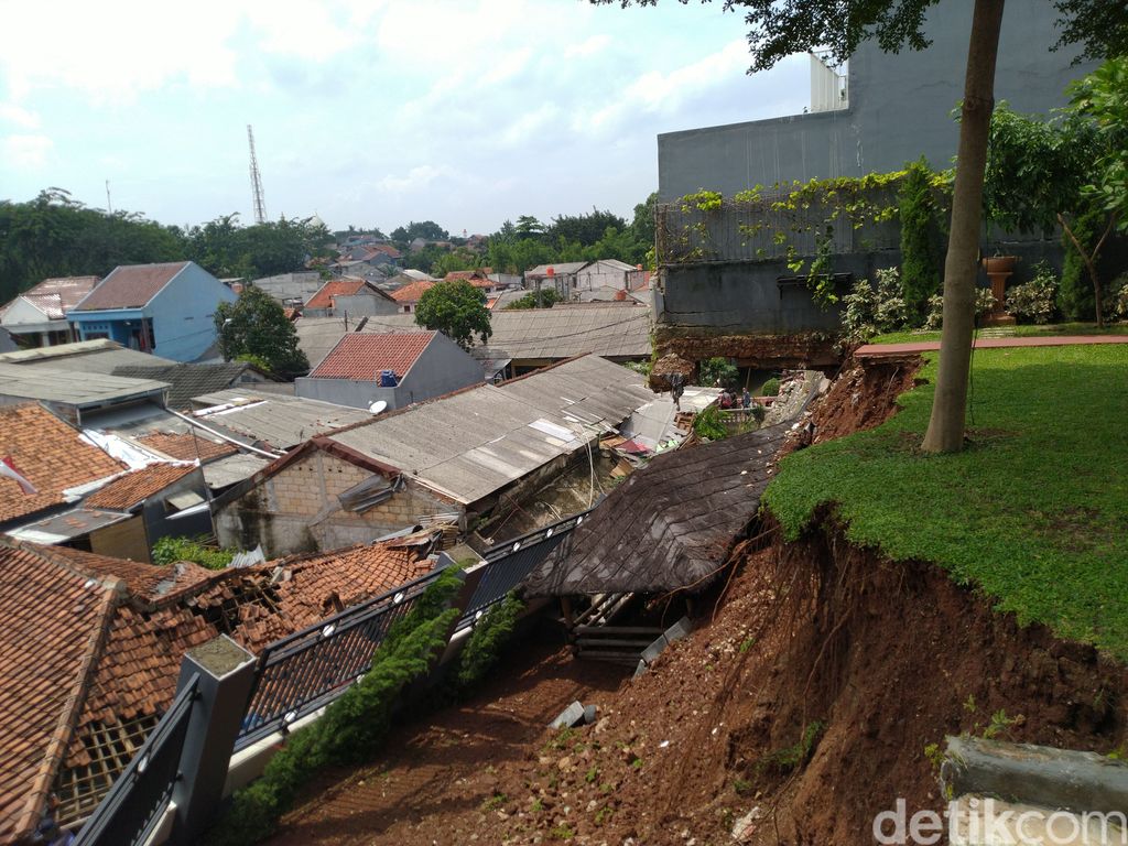 Hujan deras mengakibatkan longsor di wilayah Ciganjur, Jagakarsa, Jakarta Selatan (Jaksel). Longsoran itu lantas menimbun aliran sungai sehingga menyebabkan air membeludak di permukiman warga.