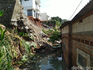 Ini Penampakan Longsor di Ciganjur Jaksel, Puing-puing Tutup Aliran Kali