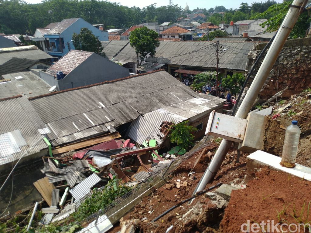 Landslide in Ciganjur (Sachril / detikcom)