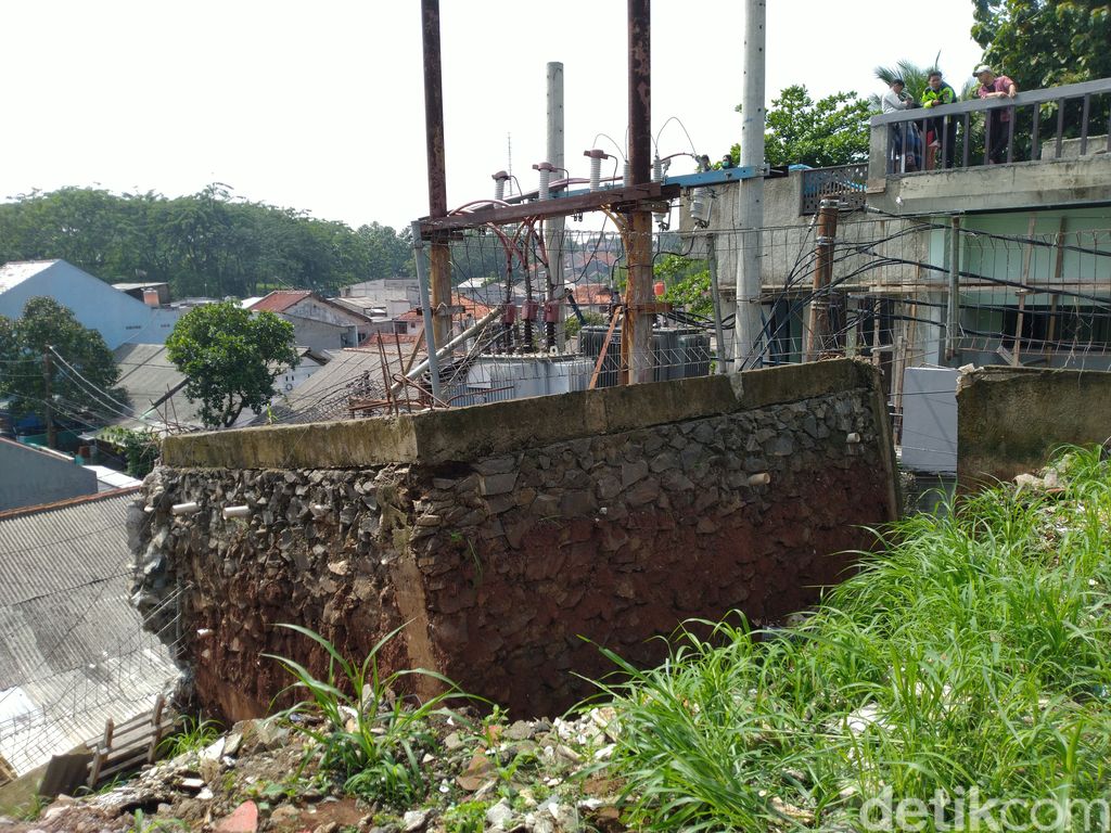 Landslide in Ciganjur (Sachril / detikcom)