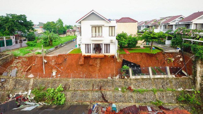 Kondisi tembok pembatas kali di pemukiman yang roboh menutup aliran Kali Anak Setu, Kelurahan Ciganjur, Jagakarsa, Jakarta Selatan, Minggu (11/10/2020)