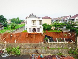 Hujan Mengguyur Berujung Longsor Bikin Rumah Melayang di Ciganjur