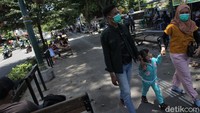 Malioboro menjadi salah satu kawasan yang kerap dikunjungi para wisatawan saat berkunjung ke Yogyakarta. Tak sedikit wisatawan yang datang ke sana untuk membeli beragam oleh-oleh menarik khas Kota Pelajar tersebut. 