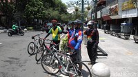 Pascaaksi unjuk rasa menolak disahkannya UU Cipta Kerja di Yogyakarta, kawasan Malioboro kembali bergeliat. Sejumlah warga tampak kembali beraktivitas di wilayah tersebut.