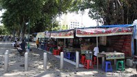 Sejumlah pedagang makanan pun tampak membuka lapak menanti para wisatawan maupun warga yang berkunjung ke kawasan Malioboro.